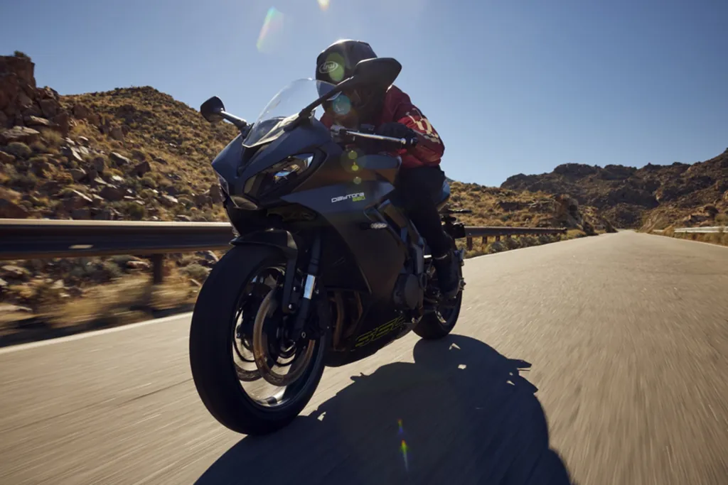 Triumph Daytona 660 photo 8