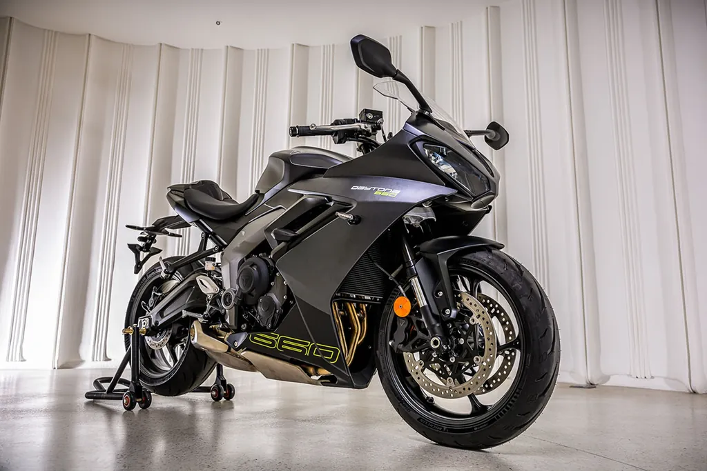 Triumph Daytona 660 photo 4