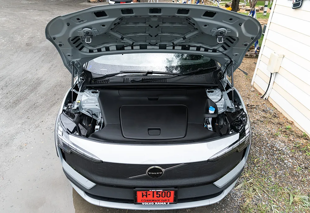 Volvo EX30 Cross Country photo 9