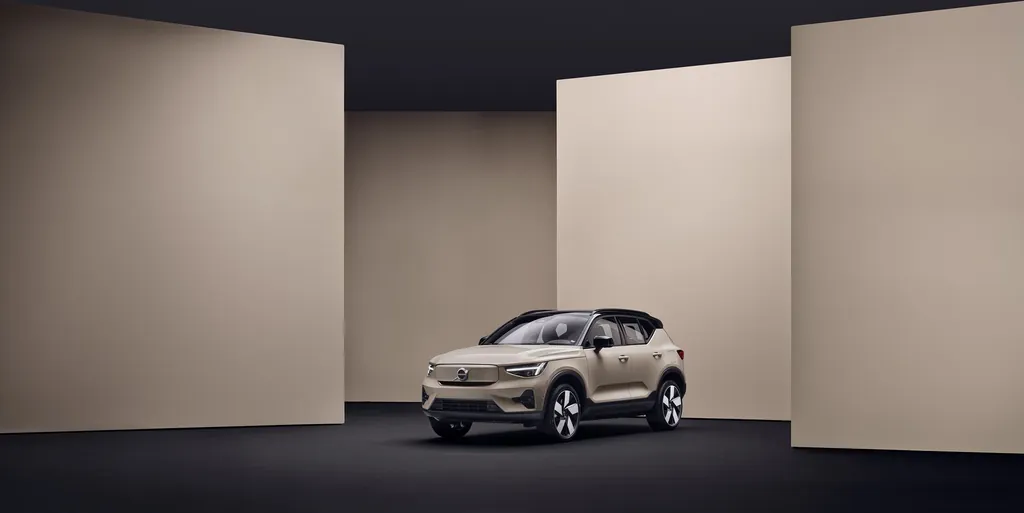 Volvo EX40 photo 5