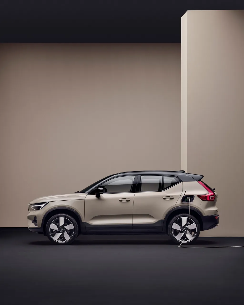 Volvo EX40 photo 6