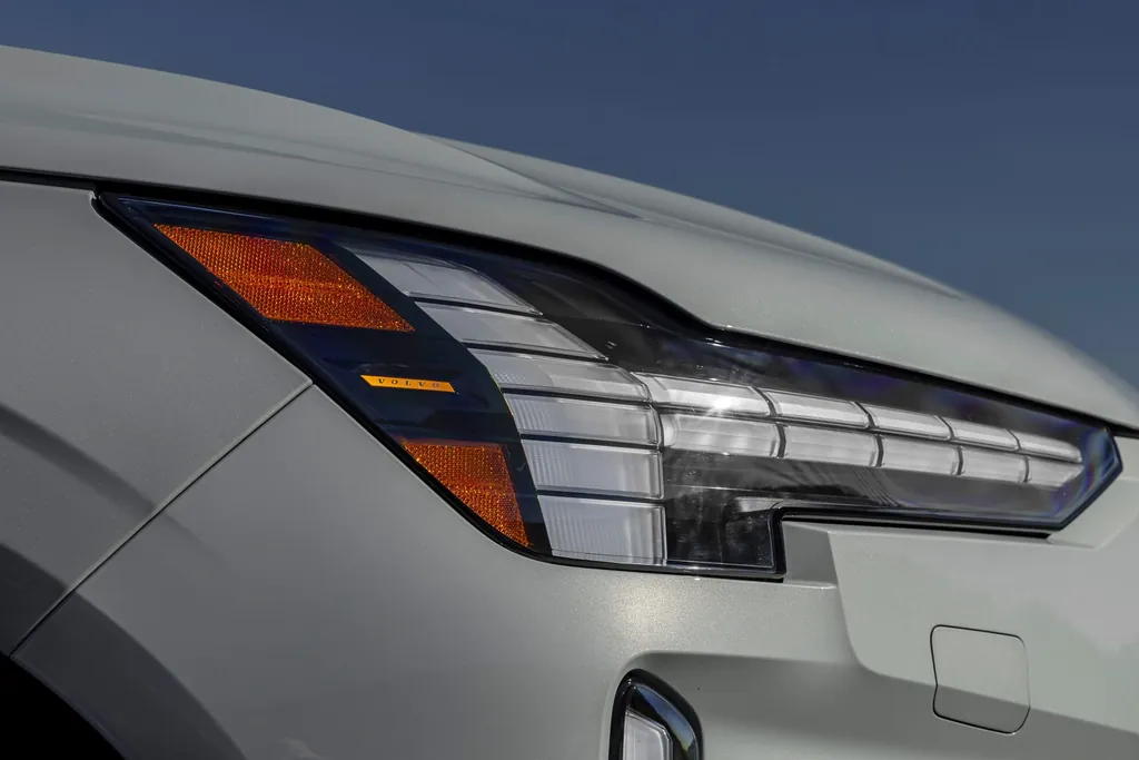 Volvo EX90 photo 2
