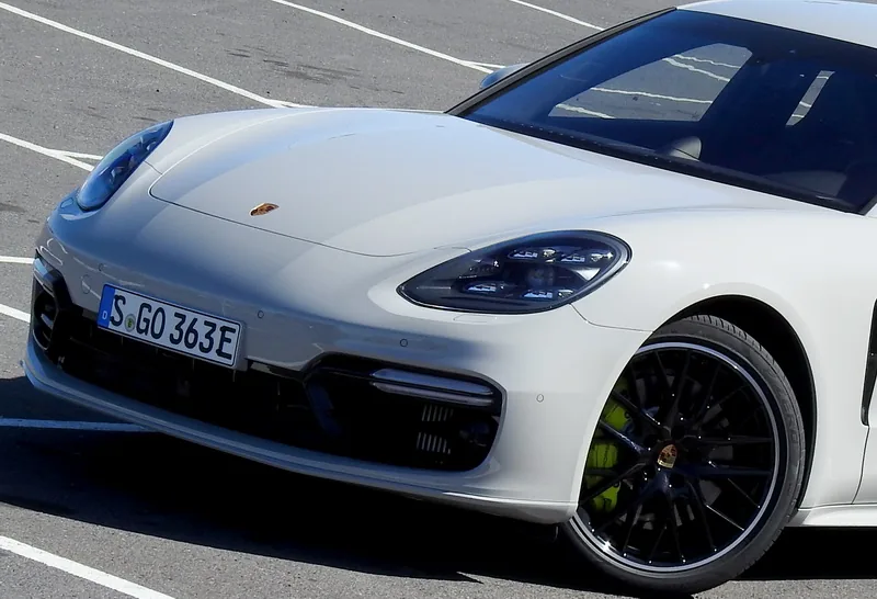Porsche Panamera ราคาและรีวิว
